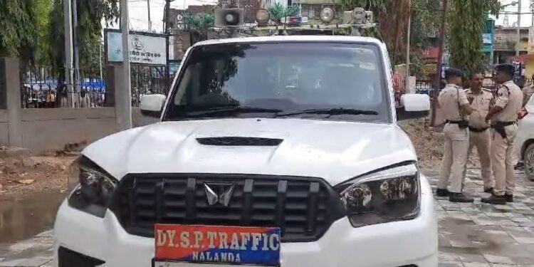 नालंदा – ट्रैफिक डीएसपी सुनील कुमार सिंह ने कर्तव्य का पाठ पढ़ाया।