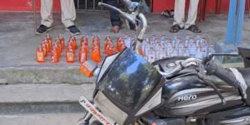 सिकटी पुलिस ने बारूदह से 60 बोतल नेपाली शराब के साथ एक व्यक्ति को किया गिरफतार