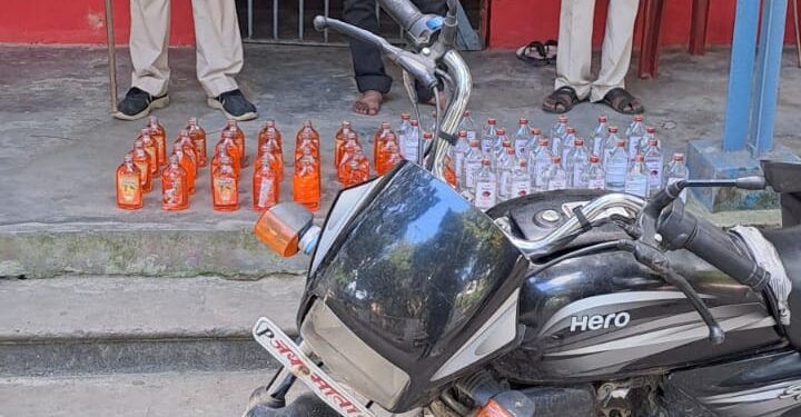 सिकटी पुलिस ने बारूदह से 60 बोतल नेपाली शराब के साथ एक व्यक्ति को किया गिरफतार