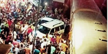 कोलकाता – ट्रेन के चपेट में आई स्कार्पियो-दो घायल