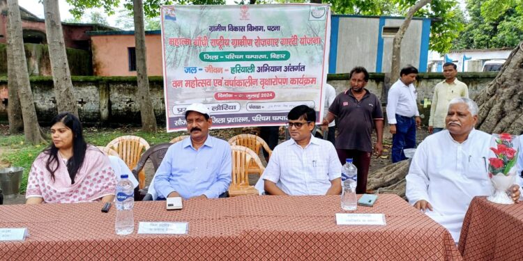 समय पर काम पूरा करना लक्ष्य, अच्छी तरह काम करके उदहारण बने: जिलाधिकारी