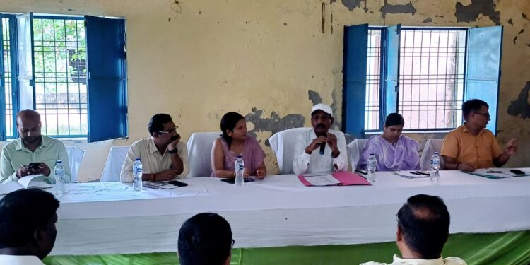 जिलाधिकारी के नेतृत्व में जिलास्तरीय अधिकारियों का दल पहुंचा ठकराहां प्रखंड।