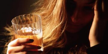 छापेमारी में 76 बोतल विदेशी शराब के साथ इस कारोबार में संलिप्त दो महिला गिरफ्तार।