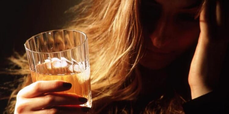 छापेमारी में 76 बोतल विदेशी शराब के साथ इस कारोबार में संलिप्त दो महिला गिरफ्तार।