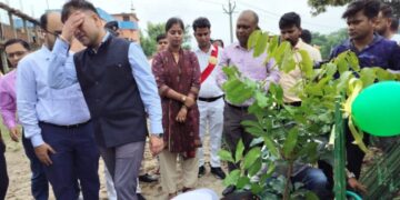 किशनगंज:बिहार पृथ्वी दिवस के अवसर पर जिलाधिकारी एवं उप विकास आयुक्त ने किया पौधारोपण