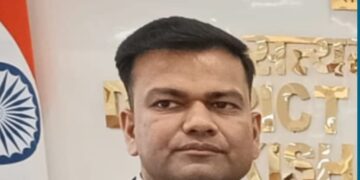 किशनगंज-बिहार:ग्राम पंचायत हाटगांव के उच्च विद्यालय मैदान के चारों ओर मनरेगा मद से इंटरलॉकिंग कार्य की डीएम ने कराई जांच