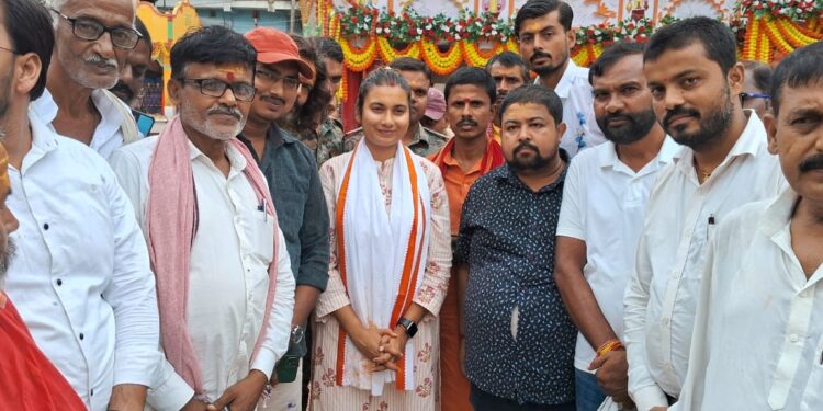 नजरिया न्यूज कुशेश्वरस्थान / समस्तीपुर सांसद शांभवी चौधरी नें मिथिला का देव घर कुशेश्वरनाथ महादेव का किया जलाभिषेक।