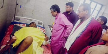 गोलीकांड के पीड़ित गल्ला व्यवसायी से मिलने पहुंचे पूर्व मंत्री