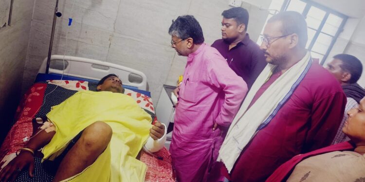 गोलीकांड के पीड़ित गल्ला व्यवसायी से मिलने पहुंचे पूर्व मंत्री