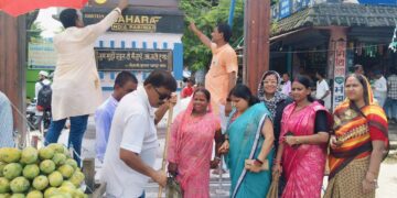 अररिया – महापुरुषों की प्रतिमाओं की सफाई में जुटे भाजपा कार्यकर्ता