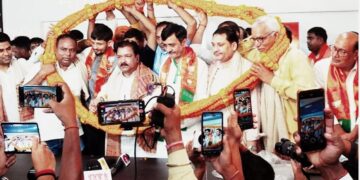 पटना/ किशनगंज- विशाल प्रशांत एवं तरारी के पूर्व विधायक और राष्ट्रीय लोजपा के नेता सुनील पांडेय सैकड़ों समर्थकों के साथ भाजपा में शामिल