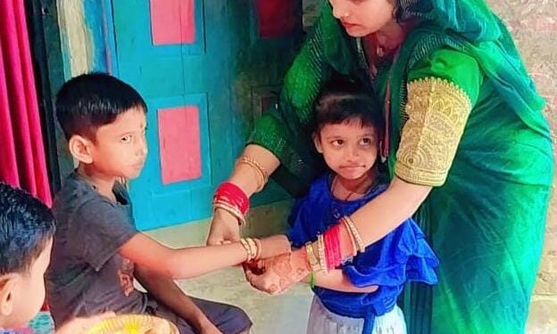 कुर्साकांटा – बहनों ने तिलक लगाकर भाइयों की कलाई पर बांधी राखी