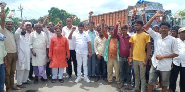 सुपौल – भारत बंद का असर सुपौल में भी रहा, सड़क जाम कर भारत सरकार के विरोध में किया नारेबाजी..