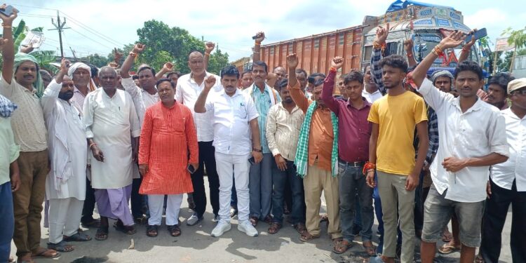 सुपौल – भारत बंद का असर सुपौल में भी रहा, सड़क जाम कर भारत सरकार के विरोध में किया नारेबाजी..