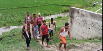 अररिया – बिहार में एक और पुल हुआ वायरल*, *सवाल पूछने पर ग्रामीण कार्य विभाग के अधिकारी ऑफिस में हीं छिप गए