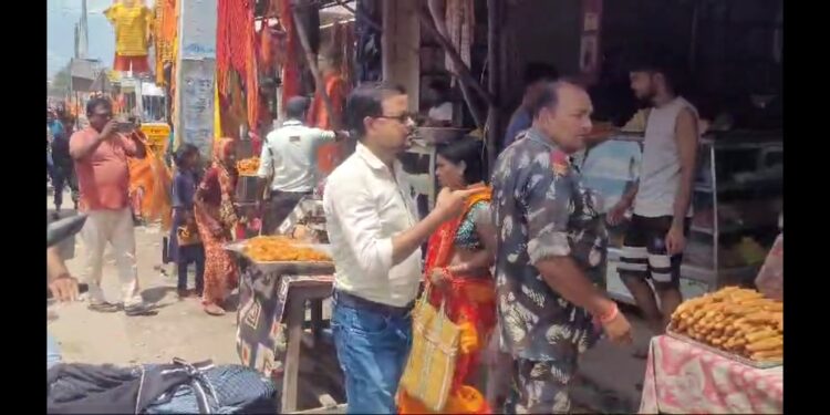 Raniganj – रेफरल अस्पताल टीम के द्वारा शिकायत मिलने पर मिठाई दुकान कि हुई जांच