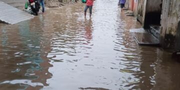रानीगंज क्षेत्र में भारी बारिश से नगर पंचायत की सड़कें जलमग्न, जनजीवन अस्त-व्यस्त