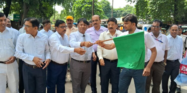 अररिया – जिला जज हर्षित सिंह ने राष्ट्रीय लोक अदालत के प्रचार प्रसार के लिए 17 न्यायरथो को हरी झंडी दिखा कर रवाना किया