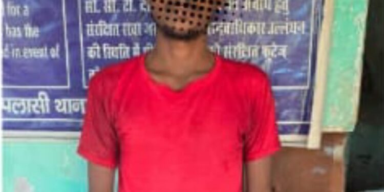 पलासी/अररिया – चोरी के आरोप में युवक को बिजली के खंभे से बांधा, आरोपी गिरफ्तार
