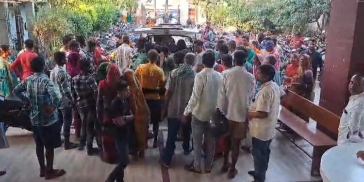 बाइक पर सवार तीन लोगों को अपराधियों ने मारी गोली, तीनो घायलों को भेजा गया अस्पताल, जांच में जुटी पुलिस।