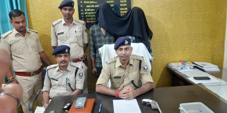 सांस्कृतिक कार्यक्रम में हथियार लहराने का वायरल वीडियो मामले में हथियार के साथ नाबालिग सहित तीन युवक गिरफ्तार