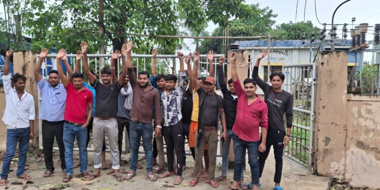 लचर विद्युत व्यवस्था के खिलाफ ग्रामीणों का प्रदर्शन