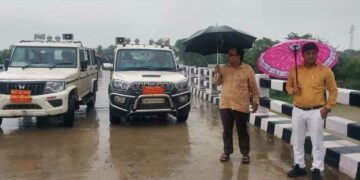 बाढ़ प्रभावित इलाकों का दौरा कर क्षेत्र पर अपनी निगाहें जमाए हुए प्रशासनिक अधिकारी। 