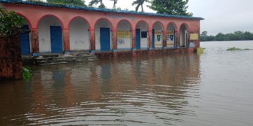 पलासी प्रखंड के इक्कीसो पंचायत के सड़क व गांव के बीच दो से तीन फीट पानी बह रहा है संजय कुमार संवाददाता पलासी अररिया 