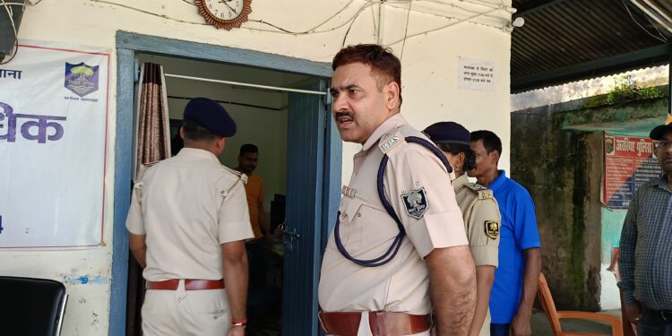 पलासी थाना में एएसपी ने किया केस का रिव्यू