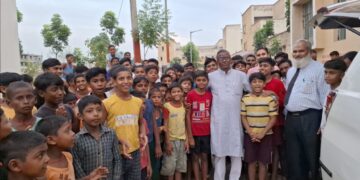 बगहा – नरेंद्र मोदी के जन्मदिवस को लेकर विद्यालय चौतरवा में सदर विधायक राम सिंह फ़ल फूल औऱ मिठाइयाँ लेकर पहुँचे विद्यालय चौतरवा में