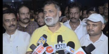 Araria – सिमराहा में फणीश्वर नाथ रेणु अभियंत्रण महाविद्यालय में छात्र की मौत पर सांसद पप्पू यादव ने की बातचीत