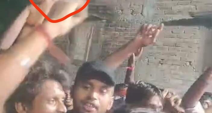 बार-बालाओं के साथ डांस के दौरान लहराया पिस्टल