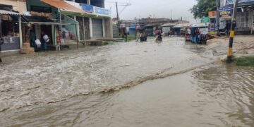 कुशेश्वरस्थान :- बारिश की पानी से कुशेश्वरस्थान स्थित सीएचसी के निकट सड़क झील में तब्दील।