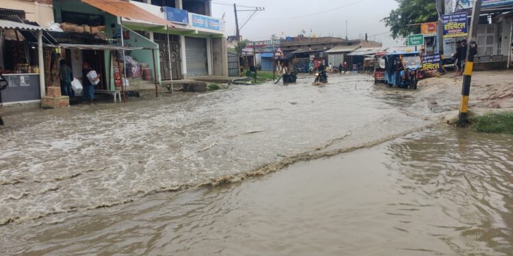 कुशेश्वरस्थान :- बारिश की पानी से कुशेश्वरस्थान स्थित सीएचसी के निकट सड़क झील में तब्दील।