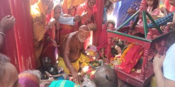 कुशेश्वरस्थान दरभंगा: पुरुष दाएं बाजू और महिलाओं ने बाएं बाजू में बांधे अनंत धागे।