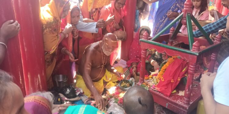 कुशेश्वरस्थान दरभंगा: पुरुष दाएं बाजू और महिलाओं ने बाएं बाजू में बांधे अनंत धागे।