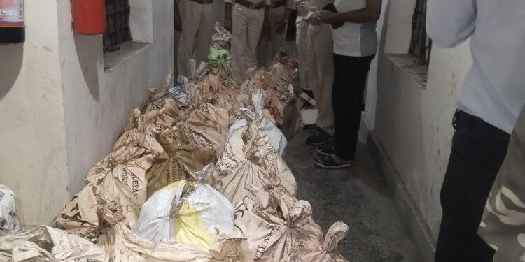 अररिया – पिकअप गाड़ी में सब्जी लोड कर हो रही है शराब की बड़ी तस्करी, दो युवक गिरफ्तार