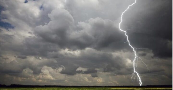 कुशेश्वरस्थान :- बज्रपात की चपेट में आने से भैंस चरा रहे एक अधेड़ चरवाहे की मौत।