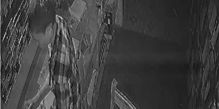 मोबाइल रिपेयरिंग की दुकान में चोरी करने वाले नाबालिग चोर को पुलिस ने न्यायिक हिरासत में भेजा।