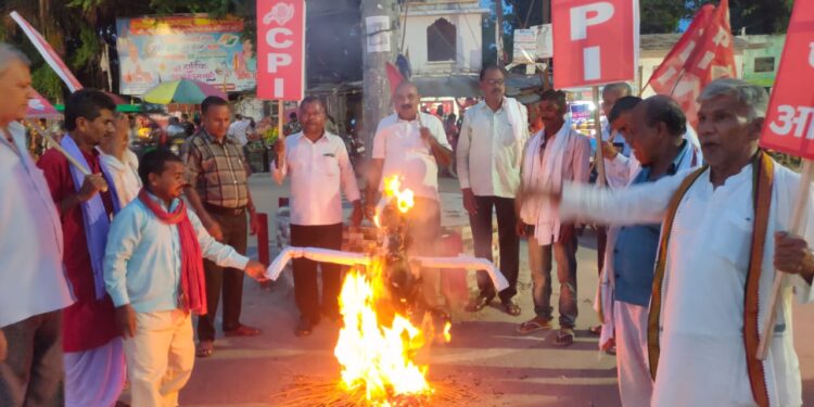 भाकपा ने बढ़ते मंहगाई अपराध व भ्र्ष्टाचार के विरोध में मोदी सरकार का किया पुतला दहन