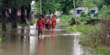 किशनगंज: बाढ़ के कहर से आफत में फंसे गांव के लोगों ने मदद की लगाई गुहार