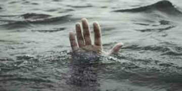 कुशेश्वरस्थान :- रेलवे बांध के बगल में पानी से भरे गढ़्ढ़े में एक भैंस चरवाह का डूबने से मौत।