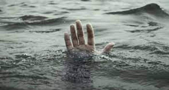 कुशेश्वरस्थान :- रेलवे बांध के बगल में पानी से भरे गढ़्ढ़े में एक भैंस चरवाह का डूबने से मौत।