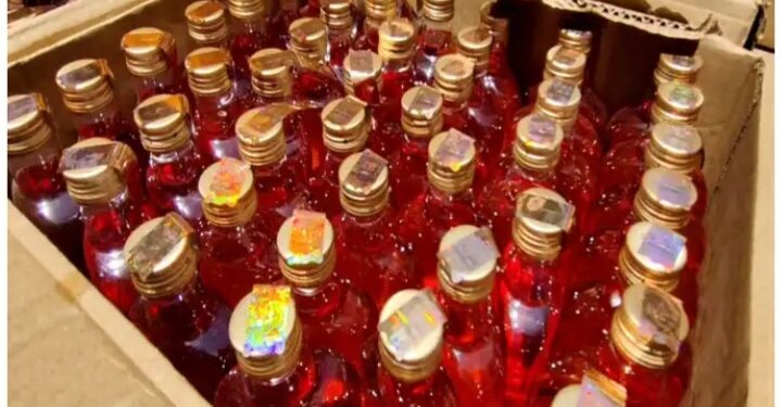 दरभंगा :- छापामारी कर देशी चुलाई शराब के साथ 8 कारोबारी और तीन पियक्कड़ को गिरफ्तार कर न्यायिक हिरासत में भेज दिया।