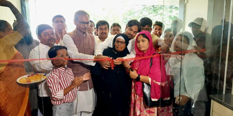 पूर्व सांसद और विधायक प्रतिनिधि ने मिलकर किया अतिक आई क्लिनिक के नए भवन का उद्घाटन।