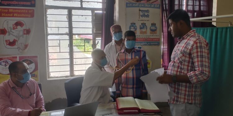 अस्पताल उपाधीक्षक डॉ ए के तिवारी बने निक्षय मित्र, 10 टीबी मरीजों को लिया गोद