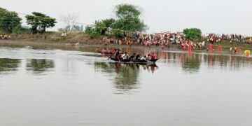 नौका दौड़ प्रतियोगिता में शामिल हुए सैकड़ो प्रतिभागी लोगों की उमड़ी भीड़।