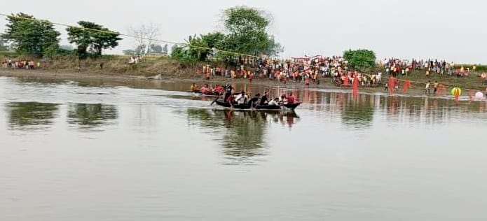 नौका दौड़ प्रतियोगिता में शामिल हुए सैकड़ो प्रतिभागी लोगों की उमड़ी भीड़।