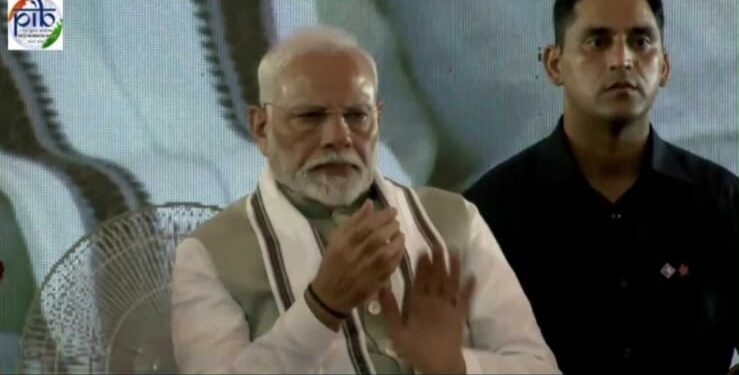 लाइव: आज वाराणसी में थे पीएम नरेंद्र मोदी