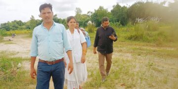 भस्का नदी पार दुर्गम जंगली क्षेत्र गुरार-गनौली में एएनएम रंजू कर रहीं हैं बच्चों का टीकाकरण